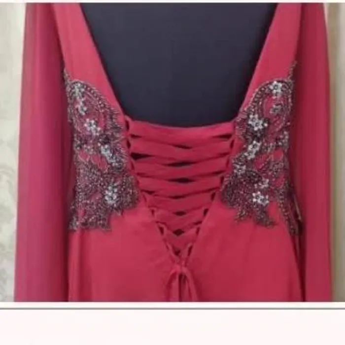 Vestido bordado com fechamento de amarração nas costas, já finalizado