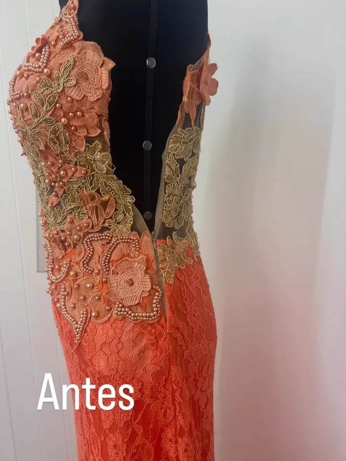 Vestido de festa com o fechamento das costas ainda aberto e preso com alfinete — Antes