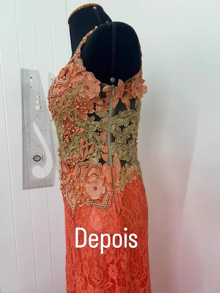 Vestido de festa com o fechamento das costas finalizado e escondido na renda — Depois