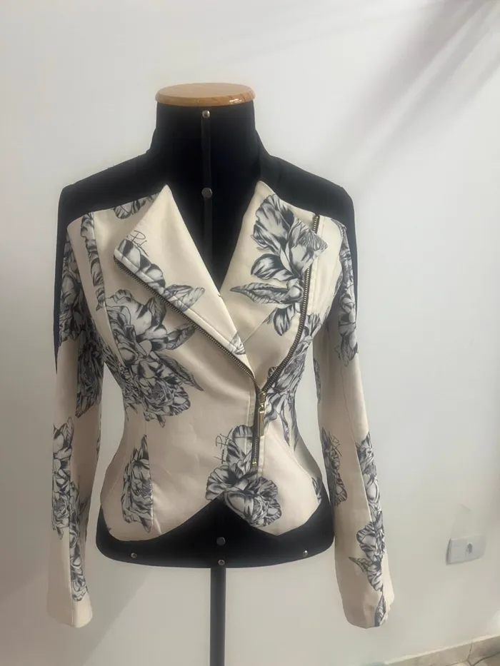 Jaqueta reformada e finalizada, com estampa floral e zíper